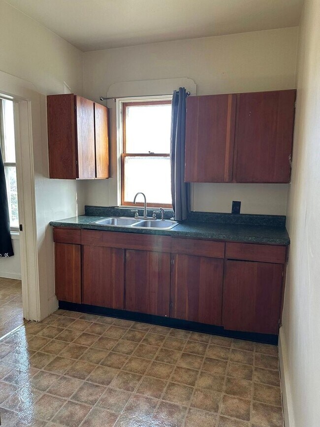 Building Photo - 319 S 8th St