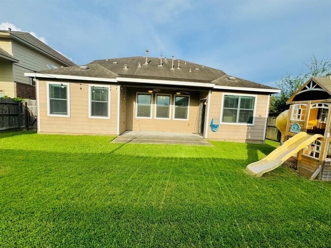 Building Photo - 5531 Drumlin Field Way