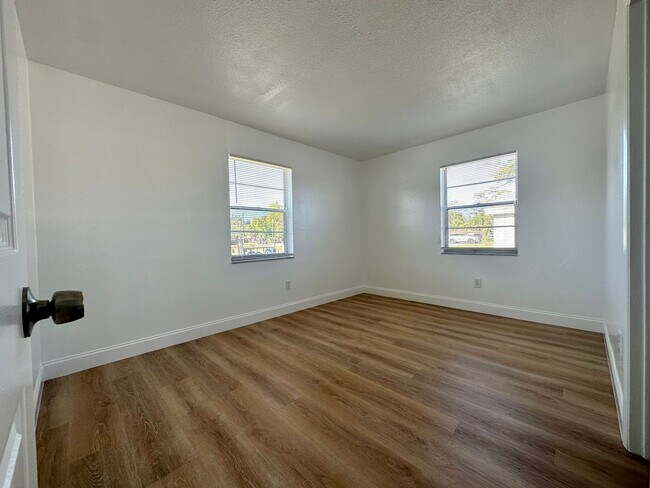 Building Photo - 3 Bedroom Duplex