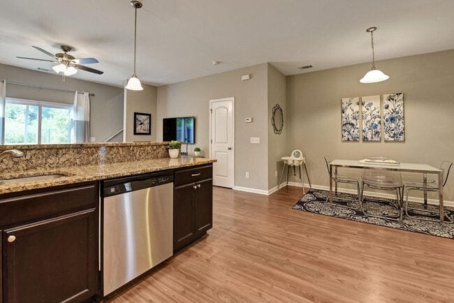 Building Photo - 3 Bedroom Townhouse