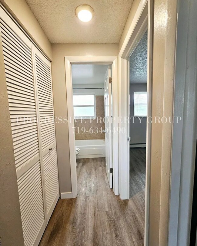 Building Photo - Charming Renovated 2-Bedroom – Includes Utilities | Move In Now – Next Month’s Rent is Waived!