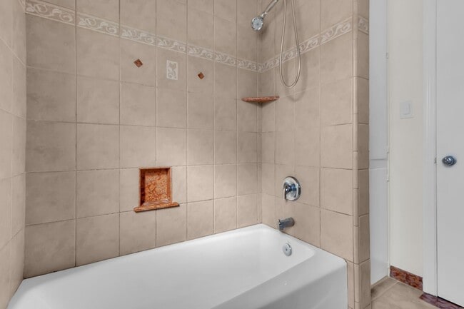 Building Photo - 6120 E Walton St