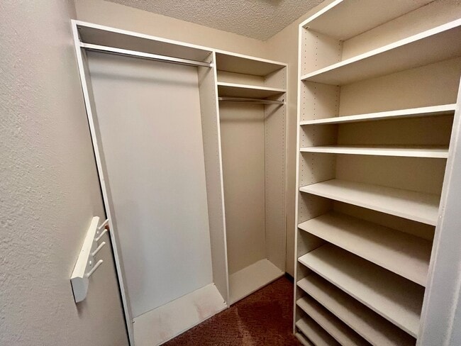 Building Photo - Cozy 2 Bedroom Townhome Nestled in Quiet Gated Community