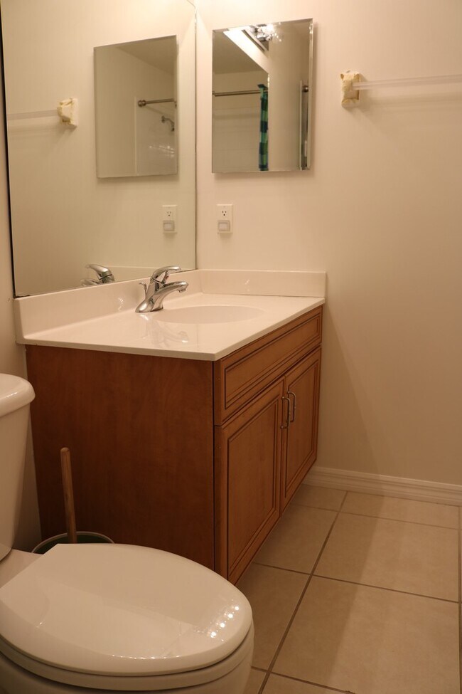 Building Photo - 2 bed/2 bath Condo in Popular Osprey Cove! Lake Views!!