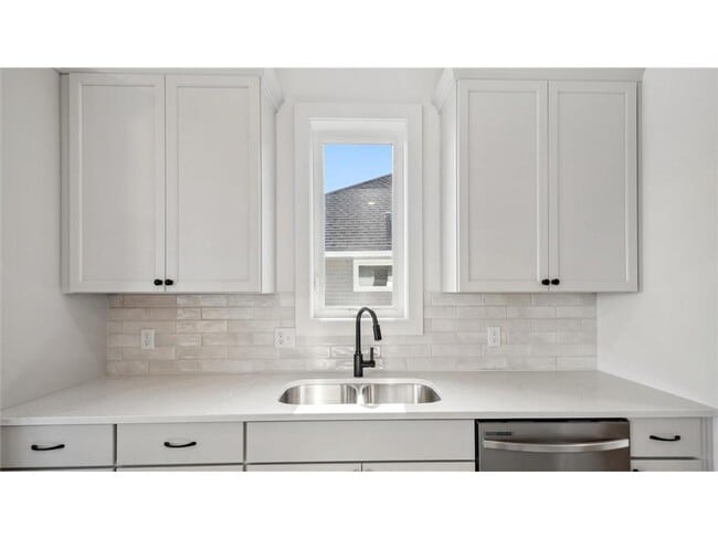 Building Photo - 2133 Westpointe Dr