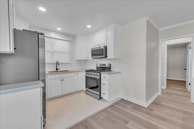 Building Photo - 4943 Coldwater Canyon Ave