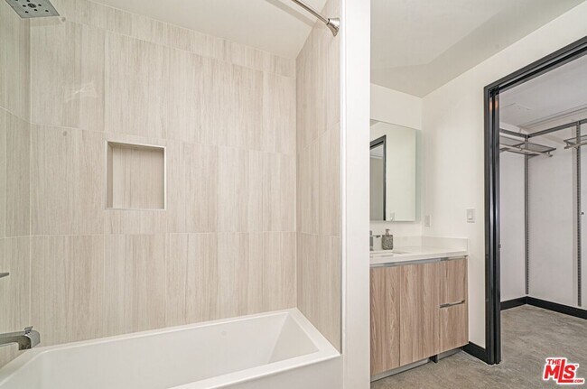 Building Photo - 11445 Riverside Dr