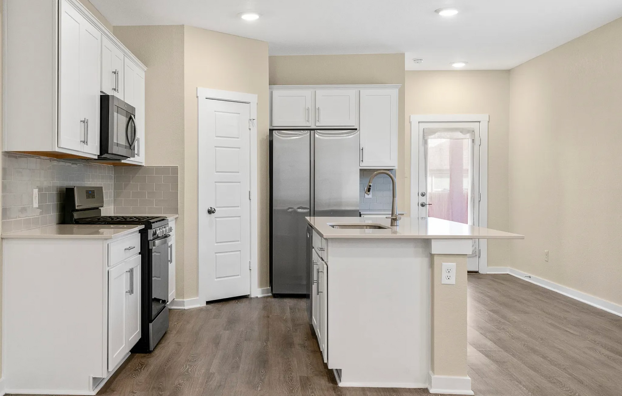 Kitchen - 220 Fairfax Ave