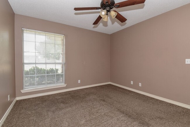 Building Photo - Nice Three Bedroom Duplex in Commerce in a...