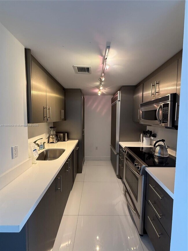 Building Photo - 10275 Collins Ave