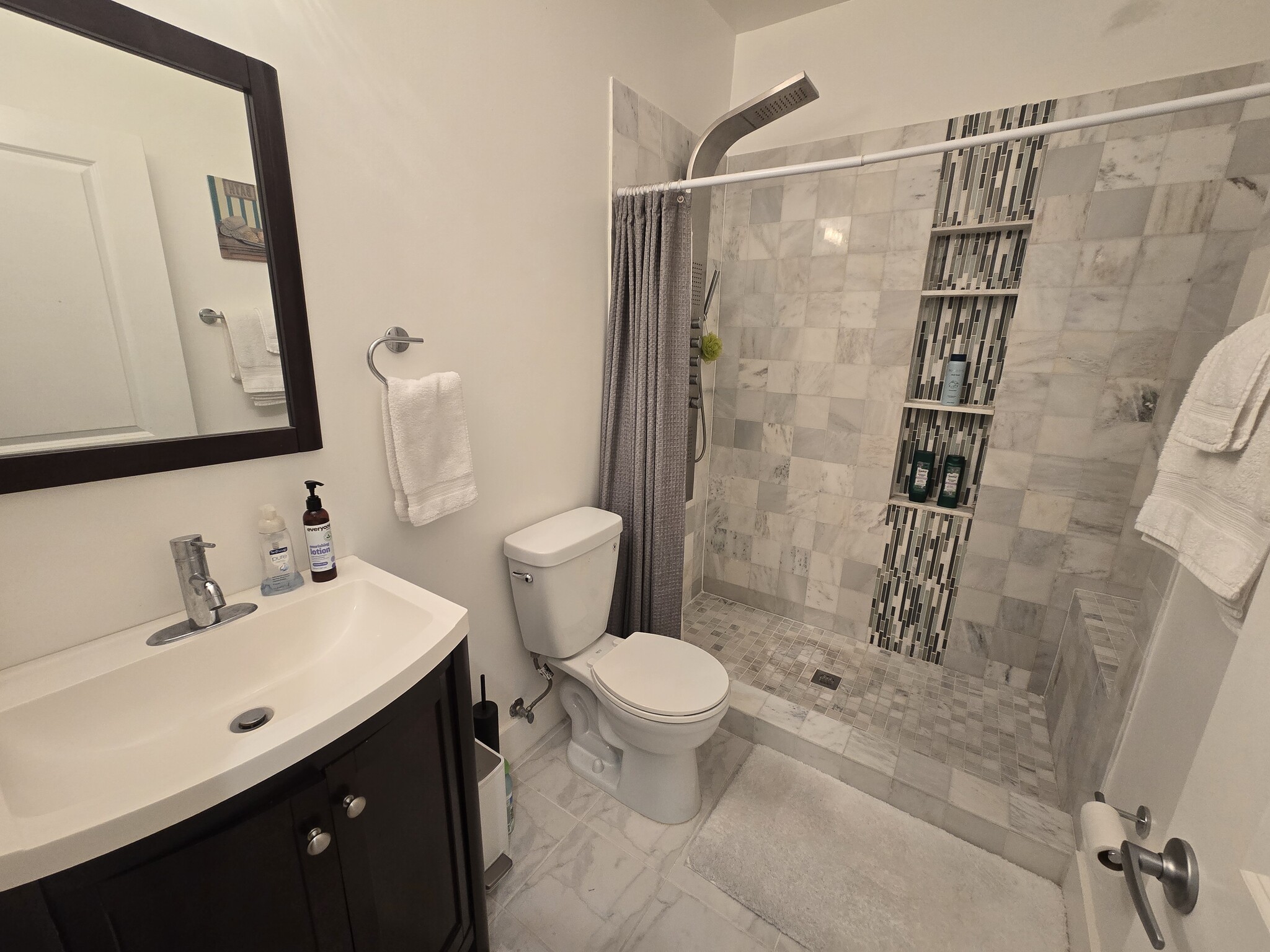 Spacious shower - 1013 V St NW