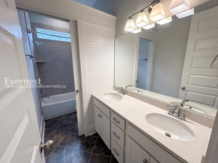 Building Photo - 640 Henry Ln