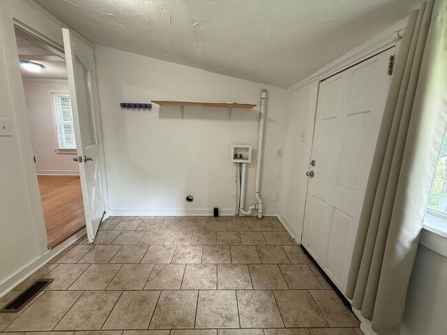 Building Photo - For Rent - Charming 3 Bedroom House in Eas...