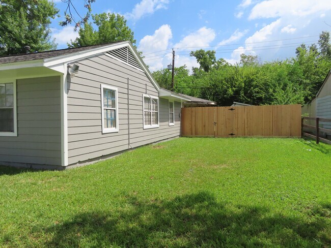 Building Photo - 705 Baca St