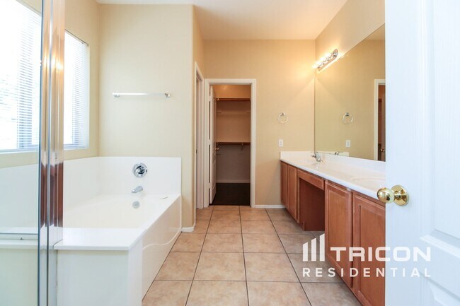 Building Photo - 9210 W Milkweed Loop