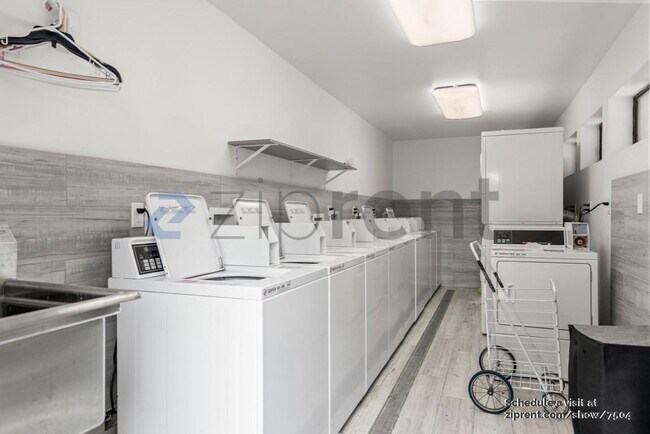 Building Photo - 280 Easy St