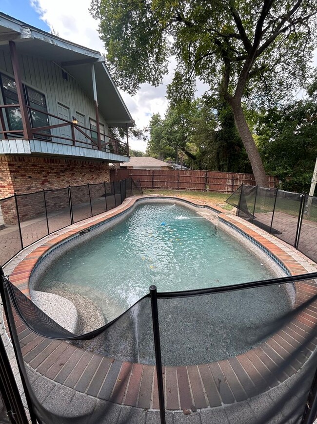 Building Photo - Discover the perfect mix of elegance and c...