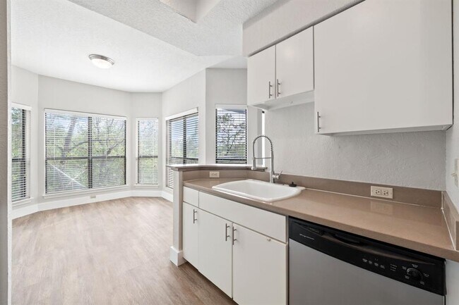 Building Photo - 4711 Spicewood Springs Rd