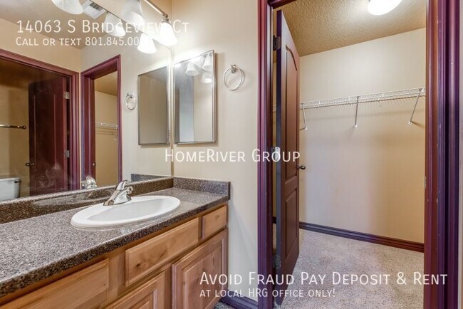 Building Photo - Awesome 3 Bed 2 Bath Townhome!