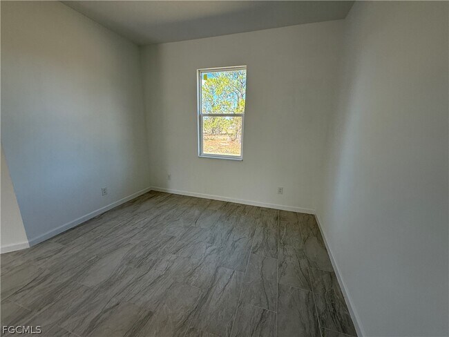 Building Photo - 1115 Cove St E