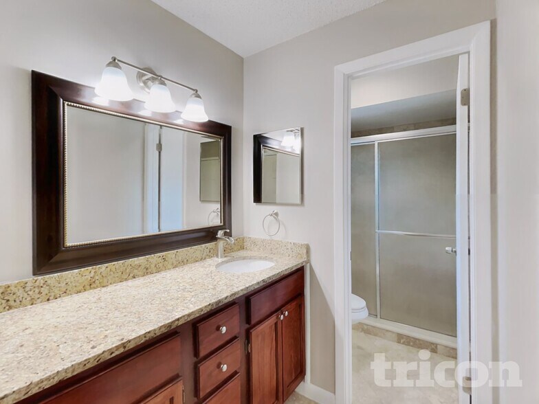 Building Photo - 4442 Sandhurst Dr