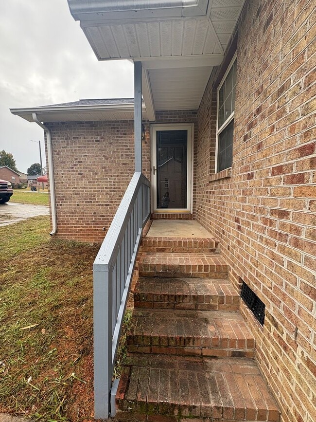 Building Photo - 3bed 2bath HOUSE $1,575.00/mo! ?