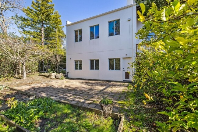 Building Photo - Charming 4BR Home Available in Private Portola Valley Cul de Sac