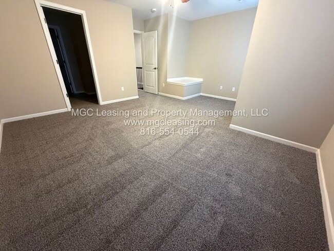 Building Photo - Luxury Living in the Northland - Special P...