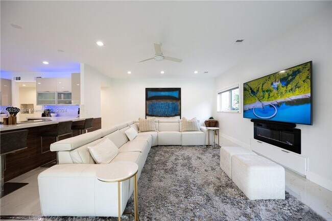 Building Photo - Amazing 2 Story House in Coral Gables