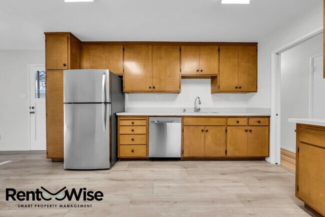 Building Photo - Present PM-Midtown Palo Alto Beauty-New Floors-Remodeled Bathrooms-Big Yard