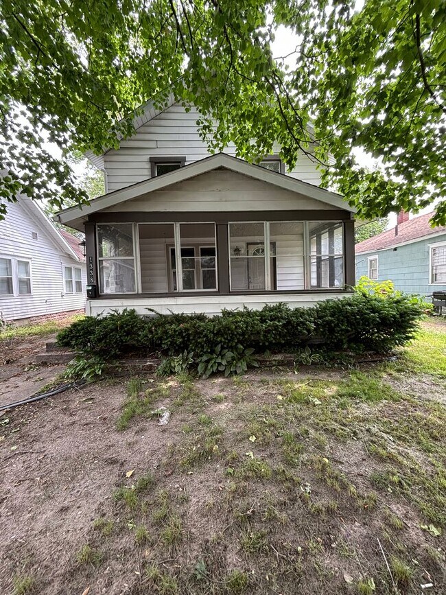 Primary Photo - Large 4 Bedroom 1.5 Bathroom HOUSE SPECIAL