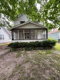 Building Photo - Large 4 Bedroom 1.5 Bathroom HOUSE SPECIAL