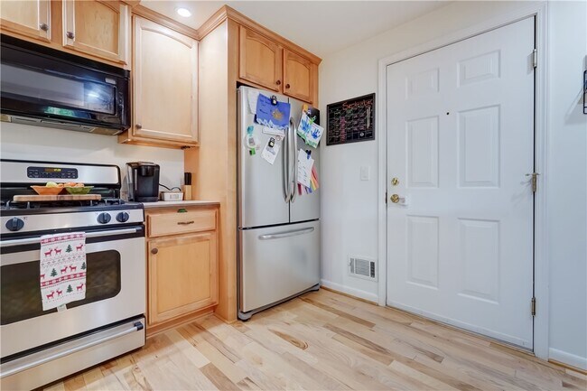 Building Photo - 984 Danby Dr