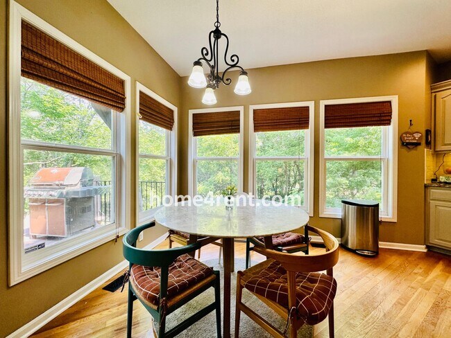 Building Photo - Beautiful Four Bedroom Home in a Quiet Neighborhood w/ an Updated Kitchen, Wood Floors, and a Fin...