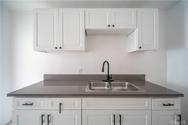 Building Photo - 1127 E 67th St