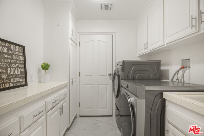 Building Photo - 6111 County Oak Rd