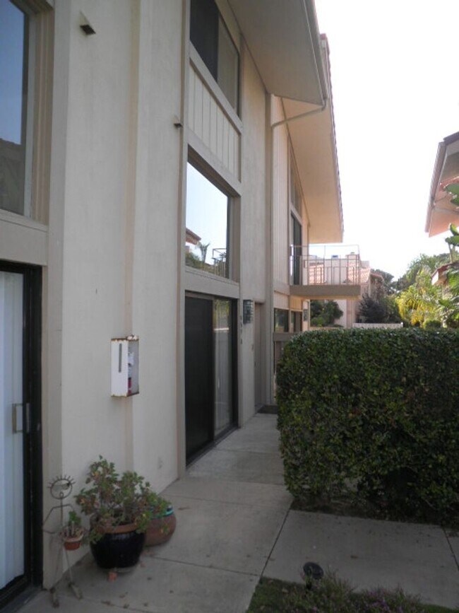 Building Photo - Live the East Beach Lifestyle – Townhome with Pool Access
