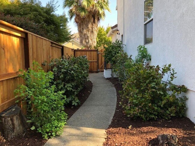 Building Photo - 6121 Lockridge Dr