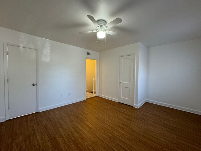 Building Photo - Ideal 1 Bed 1 Bath Unit with Fenced Yard I...
