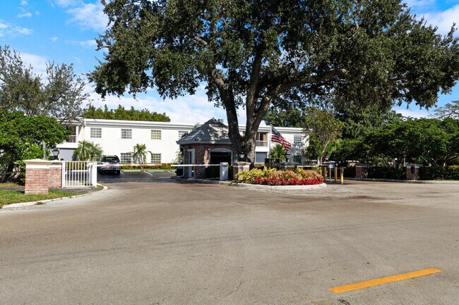 Building Photo - 6213 Bay Club Dr