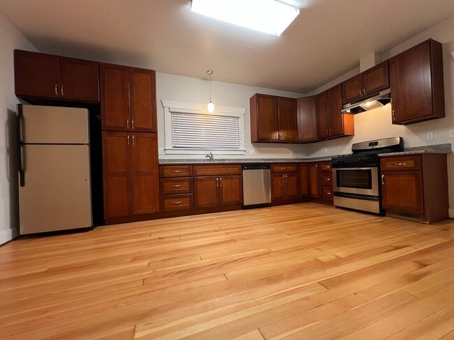 Building Photo - Spacious Two-Story Home on Private Land in the Desirable Issaquah School District
