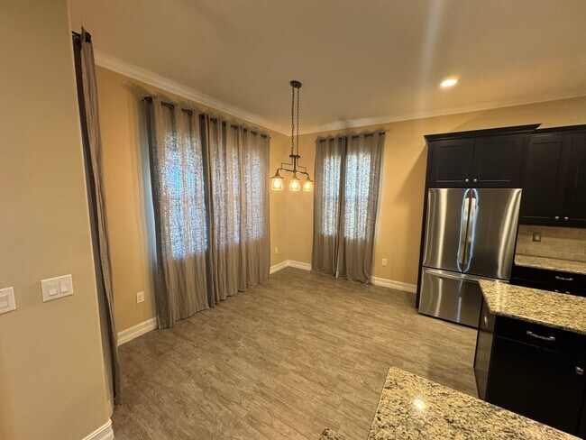 Building Photo - Two Story 5 bedroom, 4.5 bath