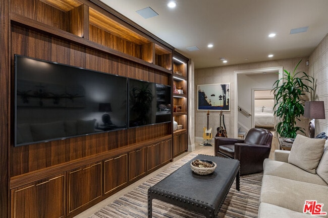 Building Photo - 127 Hollister Ave