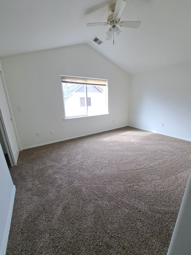 Building Photo - Fresh 3 bedroom - New Carpet new paint in Quatama area