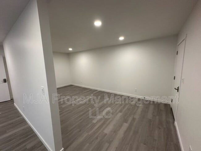 Building Photo - 500 E Fort Union Blvd