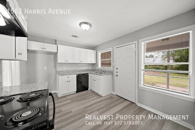 Building Photo - Freshly Remodeled 4-Bedroom, 2-Bathroom Ho...