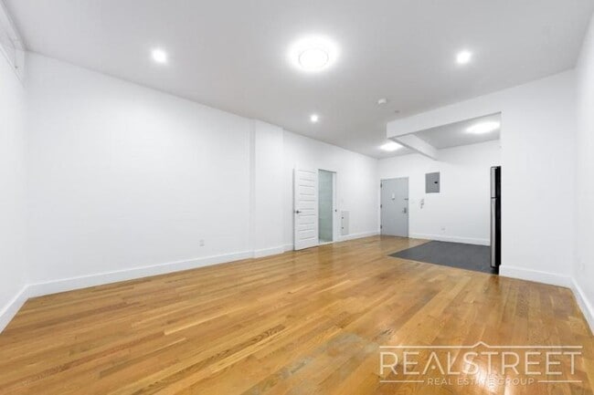 Building Photo - 1 bedroom in ELMHURST NY 11373