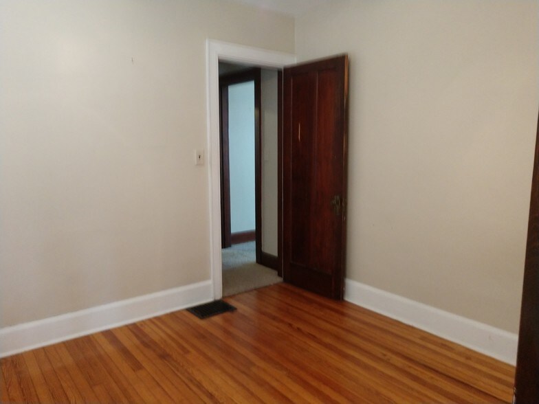 Building Photo - 3534 Linwood Ave