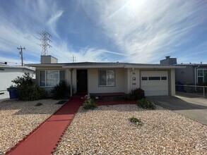 Building Photo - Don't miss this beautiful 3/1 Home in SSF