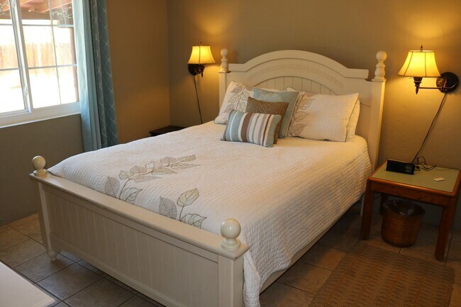 Building Photo - Two bedroom one bath fully furnished located in central Tucson!